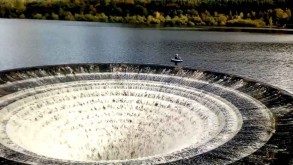 Derbşirdəki Ladybower Su Anbarında nəhəng dəliklər - FOTO