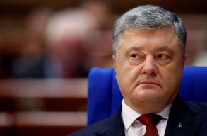 Последователи партии Порошенко встречают его в аэропорту Киева