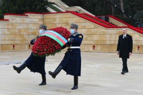 Президент Азербайджана посетил Аллею шехидов