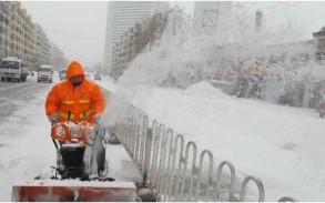 Snowfall paralyzes traffic in northern Japan