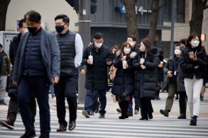 S.Korea turns to self treatment as Omicron fuels soaring COVID-19 cases