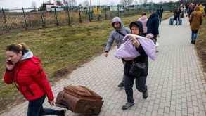 Long lines of Ukrainian refugees at Poland border