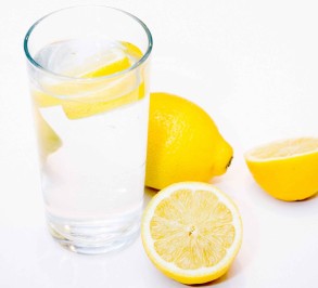 7 Ways Your Body Benefits from Lemon Water
