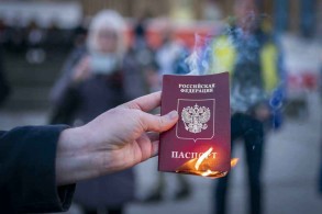Woman burns her Russian passport in Ukraine protest - <span style="color:red">Video</span>