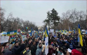 В Казахстане люди вышли на митинг в поддержку Украины <span style="color:red">- ВИДЕО</span>