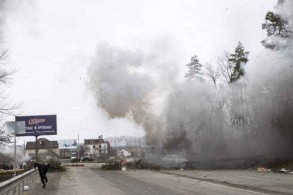 Chaotic scenes as people flee town close to Kyiv