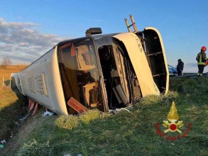 Bus carrying dozens of Ukrainians overturns in Italy, one woman dead