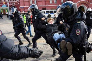 800 detained at Russia anti-war protests