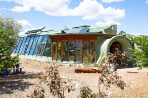 ‘Earthship’ homes made from old cans, bottles and tires are being rediscovered