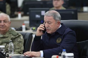 Defense minister of Turkey discusses aircraft, commercial ships with Ukrainian counterpart