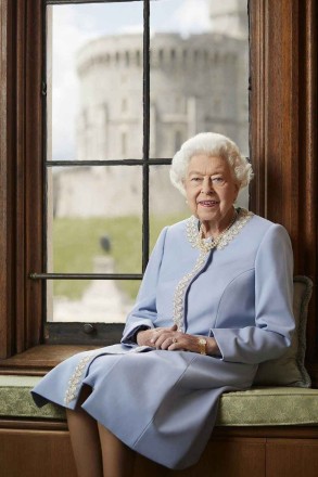 Queen portrait released as UK set for celebrations