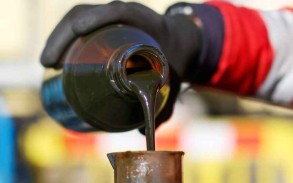 Oil prices rise due to weak dollar and rising cost of supplies for Asia