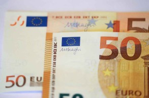 Euro slumps to two-decade low as recession fears mount