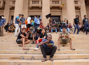 Sight-seers throng Sri Lanka's ransacked presidential palace amid political chaos
