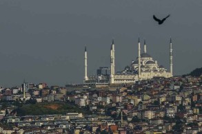 İlon Maskın peykləri İstanbulda HƏYƏCAN YARATDI - FOTO