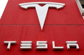 Musk sells Tesla shares worth $6.9 billion, cites chance of forced Twitter deal