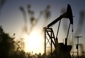 На мировых рынках падает стоимость нефти