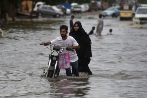 Floods force tens of thousands of people from homes in Pakistan