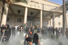 Iraq protests live news: Deadly clashes erupt after al-Sadr quits